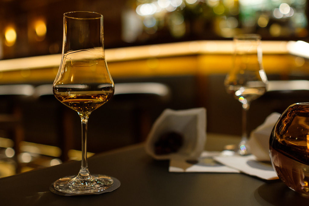 Glas Whisky in einer Bar