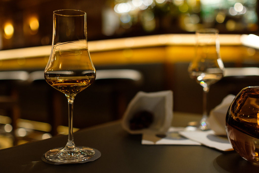 Geschmack verändert sich 1 Glas Whisky in einer Bar